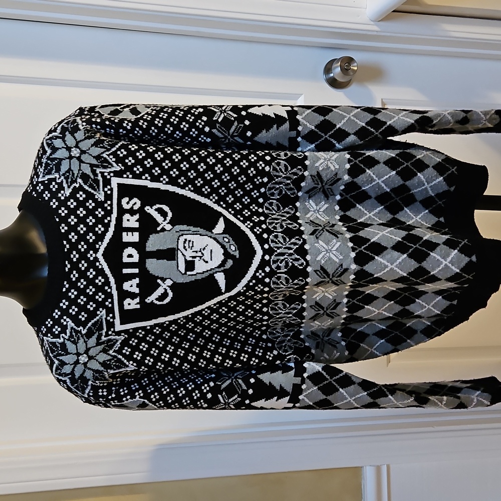 TEAM APPAREL NFL Raiders Black and Gray Men's Ugly Christmas Sweater - M